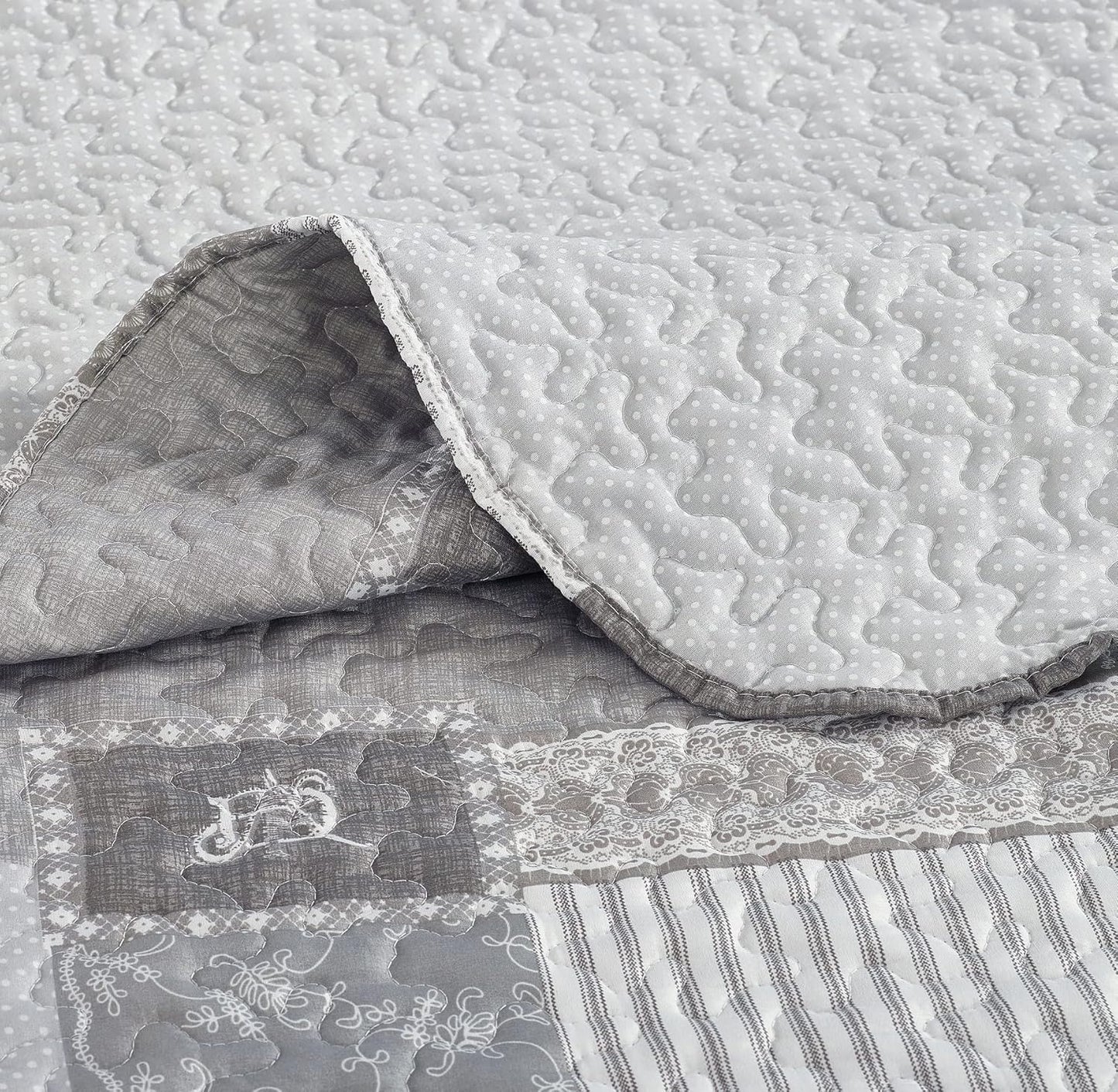 Brilliant Sunshine Grey Heart Love, Floral and Lace Patchwork, 3-Piece Quilt Set with 2 Shams, Reversible Bedspread, Soft Lightweight Coverlet, All-Season, Full/Queen, Grey