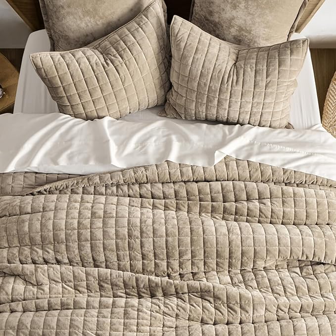 RECYCO Luxury Velvet Quilt Set King Size Bedding Sets, Ultra Soft Velvet Comforter Set, Lightweight Channel Box Stitch Oversized Bedspread Coverlet for All Season, with 2 Shams, Urban Taupe