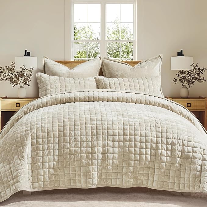 RECYCO Luxury Velvet Quilt Set, California King 118'' x 106'' Oversized Bedspread, Ultra Soft Velvet Comforter, Lightweight Box Stitch Bedding Sets for All Season, with 2 Shams, Beige