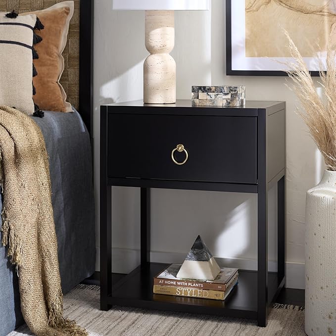 SAFAVIEH Home Collection - Yudi Black Nightstand, 1 Drawer 1 Shelf Bedside Table with Gold Metal Accent Pull, Fully Assembled (NST9201E)