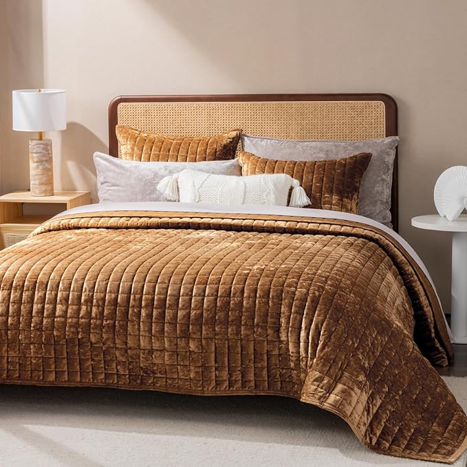 RECYCO Luxury Velvet Quilt Set King Size Bedding Sets, Ultra Soft Velvet Comforter Set, Lightweight Channel Box Stitch Oversized Bedspread Coverlet for All Season, with 2 Shams, Caramel Gold