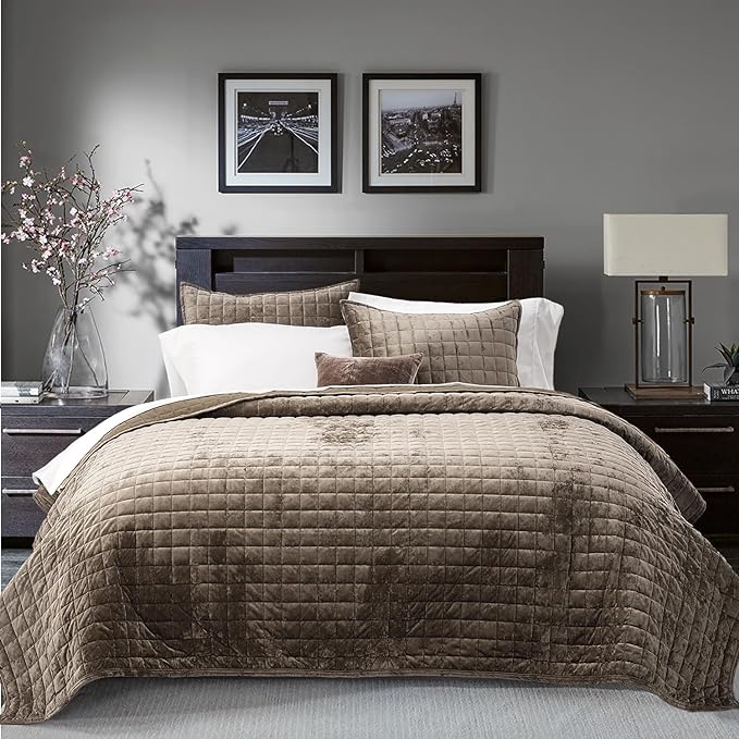 RECYCO Luxury Velvet Quilt Set King Size Bedding Sets, Ultra Soft Velvet Comforter Set, Lightweight Channel Box Stitch Oversized Bedspread Coverlet for All Season, with 2 Shams, Mocha Brown