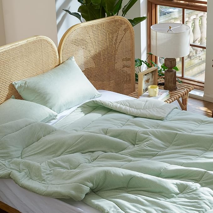 Bedsure Queen Comforter Set - Cooling and Warm Bed Set, Sage Green Reversible Bedding for All Season, 3 Pieces, 1 Queen Size Comforter (88"x88") and 2 Pillow Cases(20"x26")